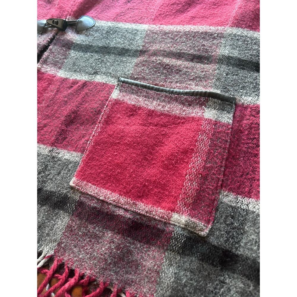 Women’s Cozy One Size Fits All Red and Gray Tartan Plaid Cape With Pockets - Picture 6 of 7